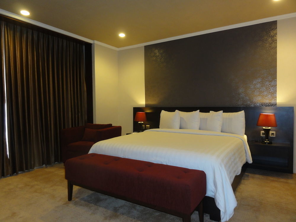 Regent'S Park Hotel Malang Extérieur photo